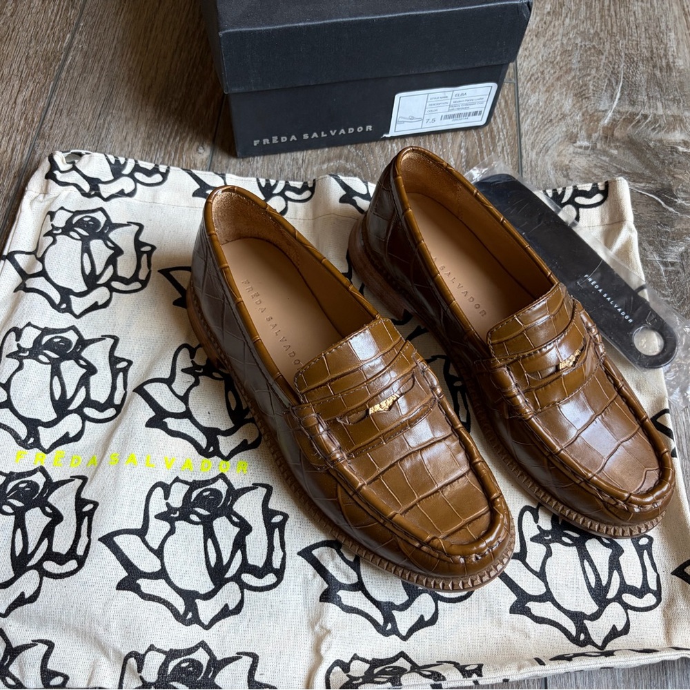 Freda Salvador ELBA PENNY LOAFER Hickory Embossed Croc With Hardware Size 7.5